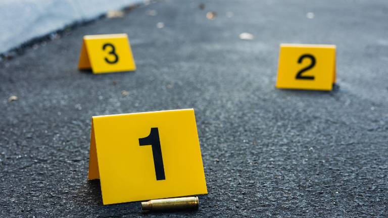 Asesinan a una profesora cuando iba al trabajo en Quito: criminal llevaba ramo de flores