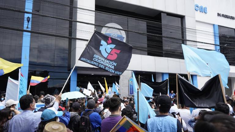 Militantes de Revolución Ciudadana en la Delegación Provincial de Pichincha el 11 de agosto de 2022.