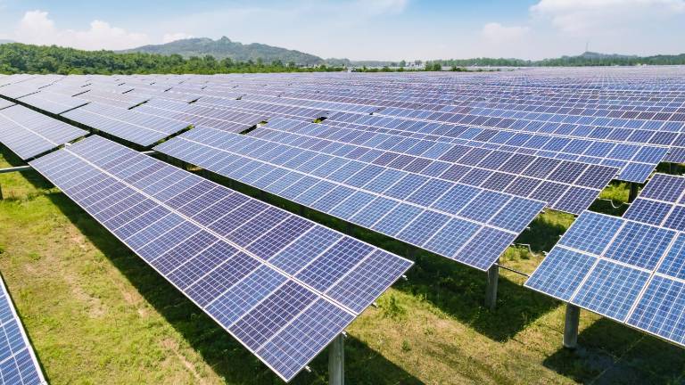 Se estima que la planta generará aproximadamente 106.000 MW/h anuales. (Foto referencial de planta fotovoltaica)