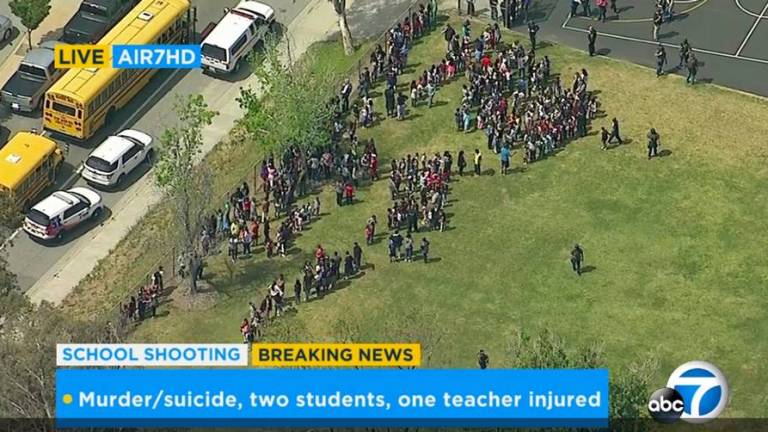 Dos adultos muertos en ataque a escuela en California