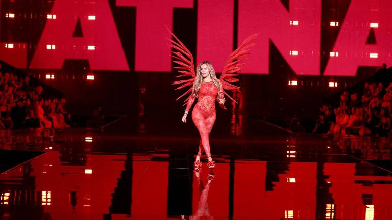 Karol G le puso sabor latino al Victoria’s Secret Fashion Show 2025