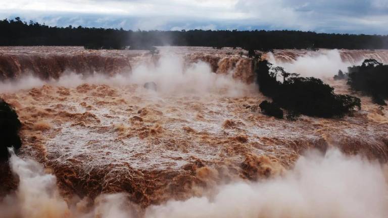Cataratas del Iguazú cierran por crecida del río en medio de alertas por El Niño