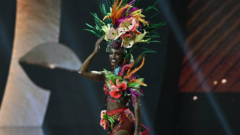 La modelo jamaicana permanece en recuperación tras un accidente que marcó su paso por el certamen internacional.