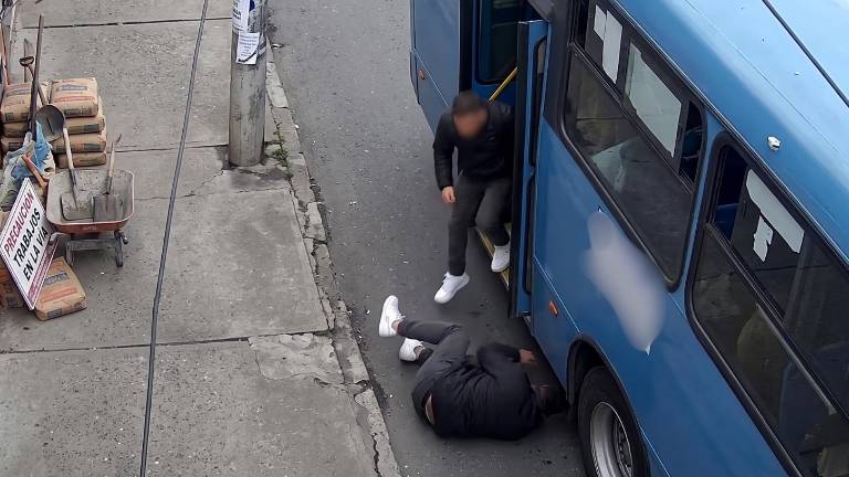 Quito: Pasajero cayó de bus en movimiento y su brazo fue aplastado