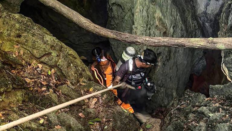 Atrapados en el lodo y el peligro de derrumbe: El angustiante rescate de 5 personas en una cueva de Laos