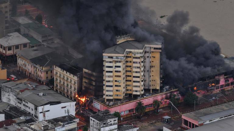 Foto del incencio en el edificio Multicomercio.