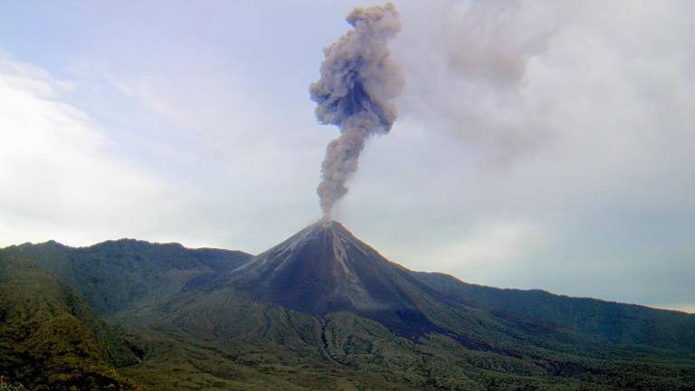Despierta el volcán Reventador:se registran columnas de ceniza y descenso de material incandescente