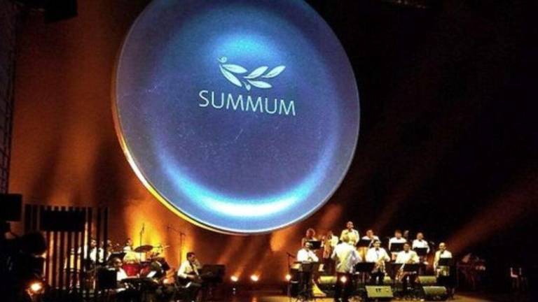 Imagen que muestra el escenario de una de las galas de los premios Summum en Perú.