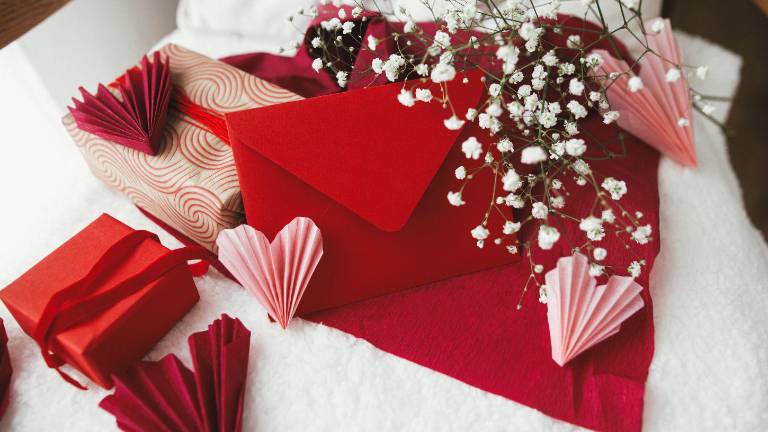 Regalos y adornos relacionados a la celebración del amor y la amistad.