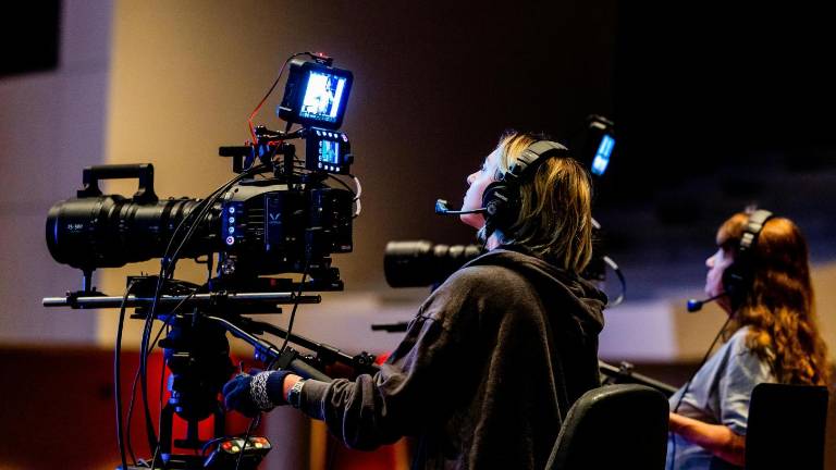 ¿Quieres capacitarte gratis? Ecuador recibe 1.000 becas internacionales en industrias creativas y producción