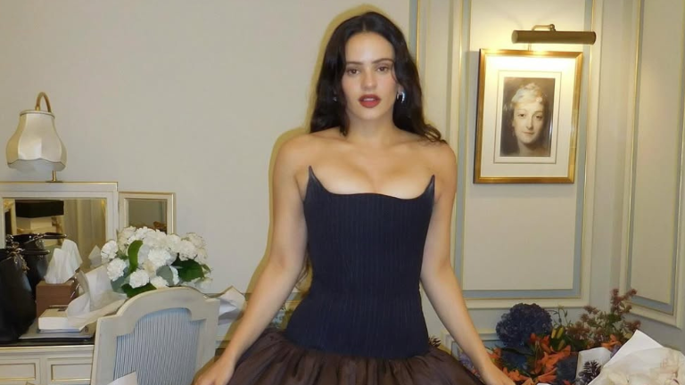 Rosalía sorprende en la Semana de la Moda de París con un look polémico