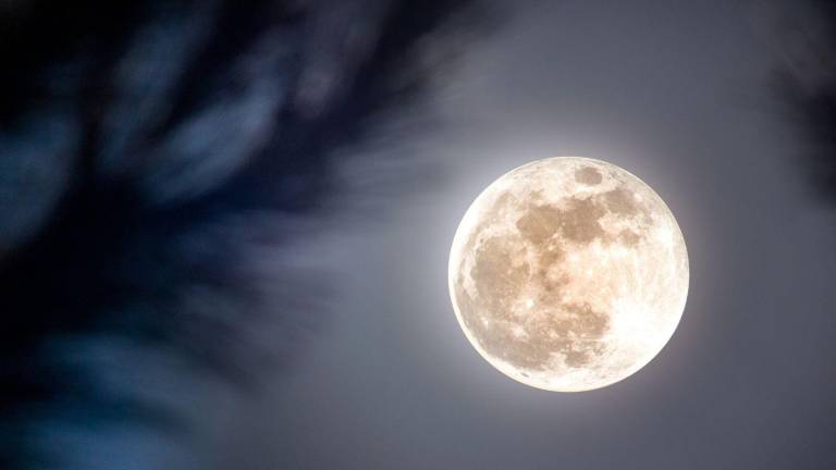 El cielo nocturno de junio ya se iluminó con la luna llena, la llamada luna de fresa.