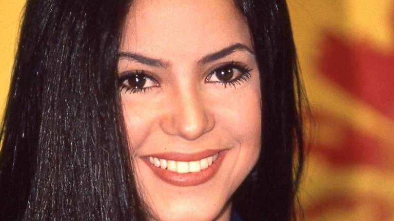 En 1996, Shakira visitó Ecuador para promocionar Pies Descalzos y fue fotografiada por Revista Vistazo.