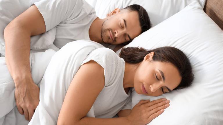 Dormir en pareja influye en la salud, el descanso y la conexión emocional.