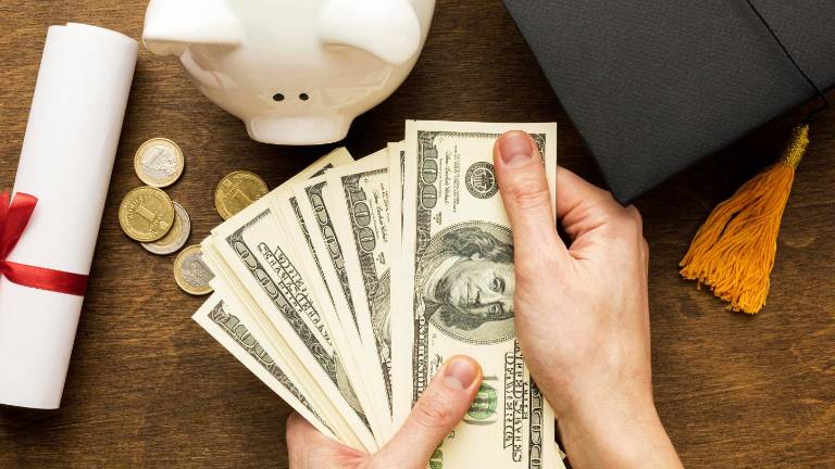 Requisitos para acceder al bono de USD 829 de las becas Jóvenes del Nuevo Ecuador 2026