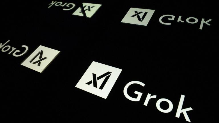 Fotografía muestra pantallas que dejan ver el logotipo de Grok, un chatbot de inteligencia artificial generativa desarrollado por la empresa estadounidense de inteligencia artificial xAI.