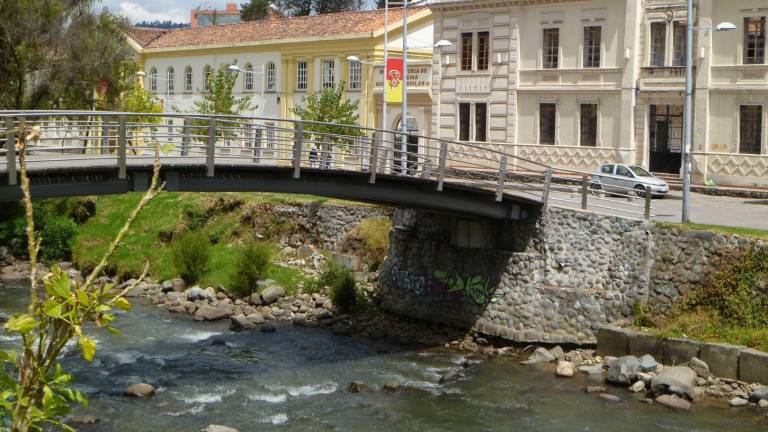 Imagen del puente de Cuenca, que deja ver uno de los ríos que la cruzan, por la que es llamada la ciudad de los cuatro ríos. El 3 de noviembre se celebra su independencia que fue declarado feriado nacional.
