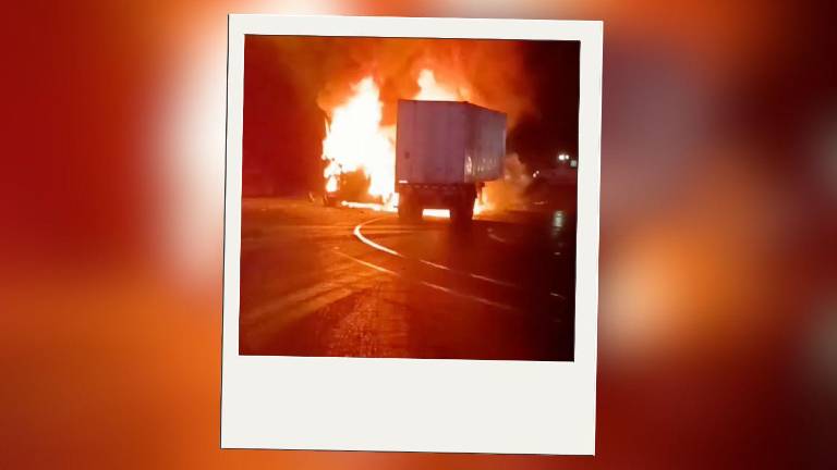 Cantón Mejía: choque entre dos vehículos pesados provocó incendio en la vía Alóag