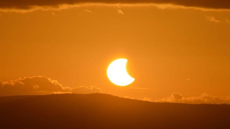 Eventos celestiales: Eclipse solar parcial y una mirada a Saturno ¿cuándo, cómo y dónde verlos?