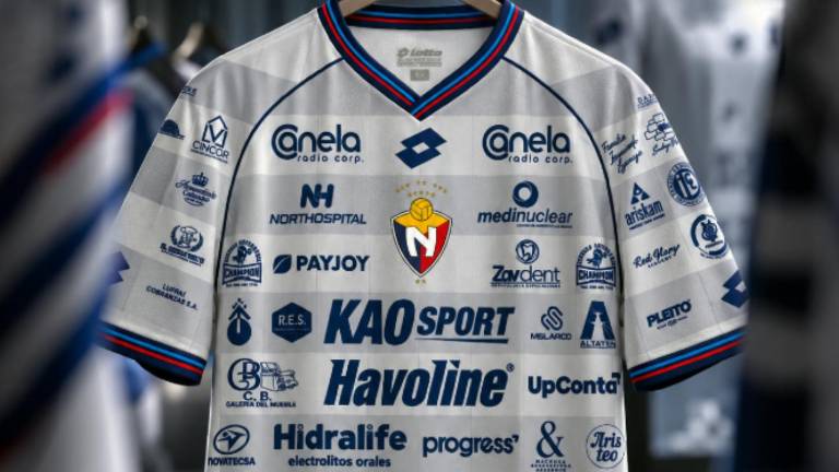Nueva camiseta de El Nacional llena de auspiciantes.