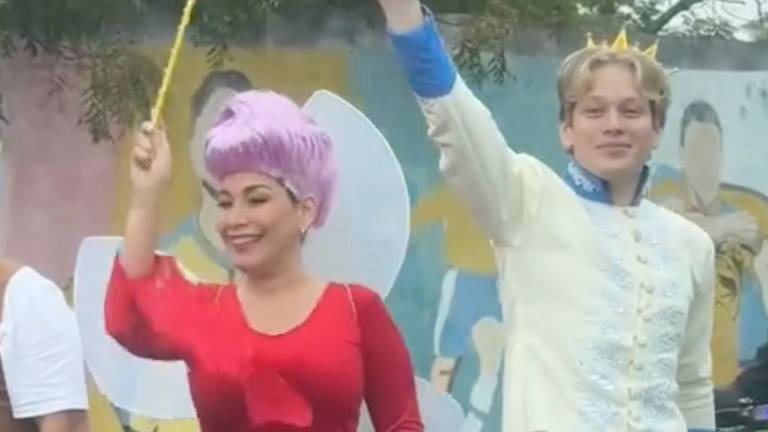 Iván Farah sorprende en Samborondón como ‘Príncipe Encantador’ durante la jornada electoral 2025