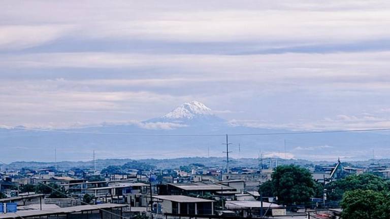 Preciosa vista del volcán Chimborazo desde Guayaquil tras lluvias torrenciales