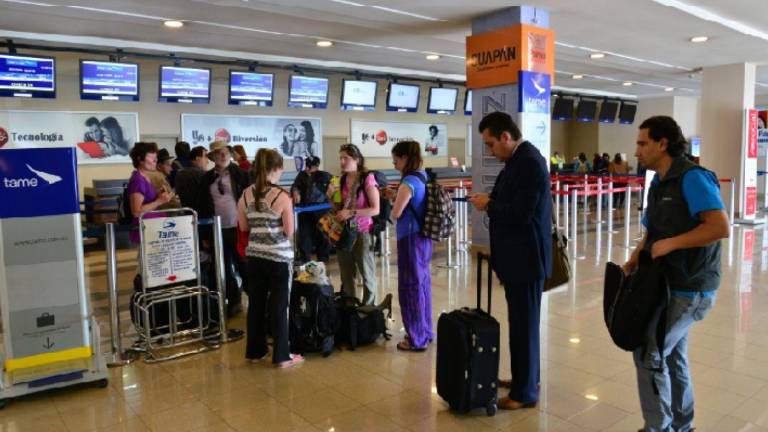 Policías y militares tendrán prioridad para embarcar en vuelos domésticos de Ecuador