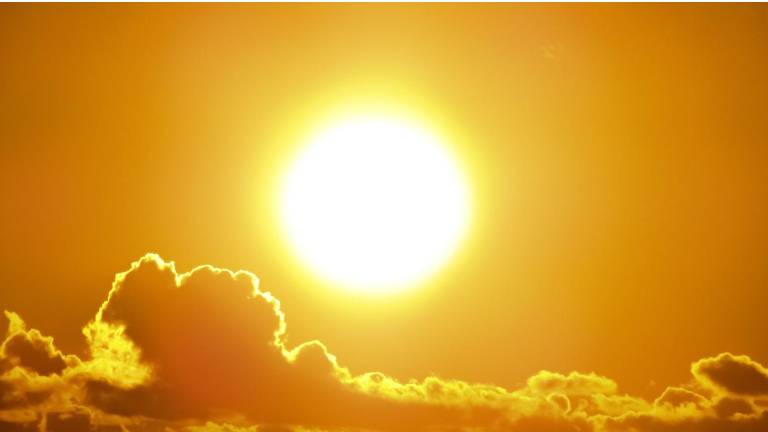 La escasez de nubosidad en las mañanas permite el paso directo de los rayos solares.