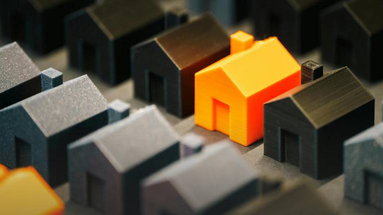 ¿Cómo puedo participar en los remates de casas y departamentos del Biess?