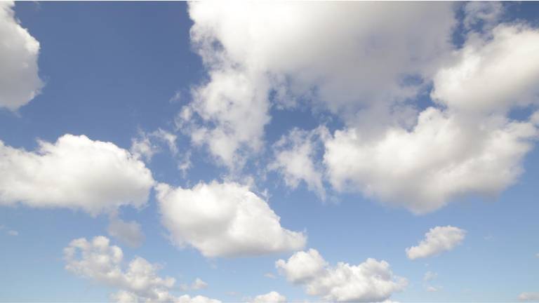 Con la presencia de algunas nubes el sol sigue golpeando con fuerza.