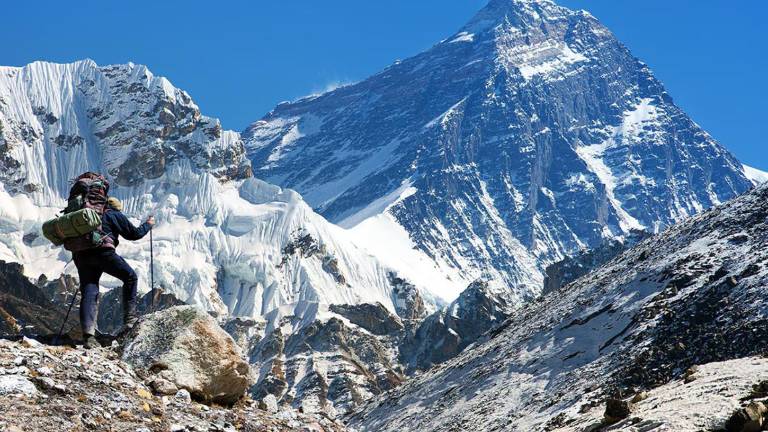 Polémica en el Everest: ¿cómo descubrieron la red de estafas y rescates falsos?