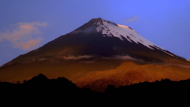 Volcán Sangay emite columna de ceniza de 2,5 kilómetros y se desplaza hacia el suroeste