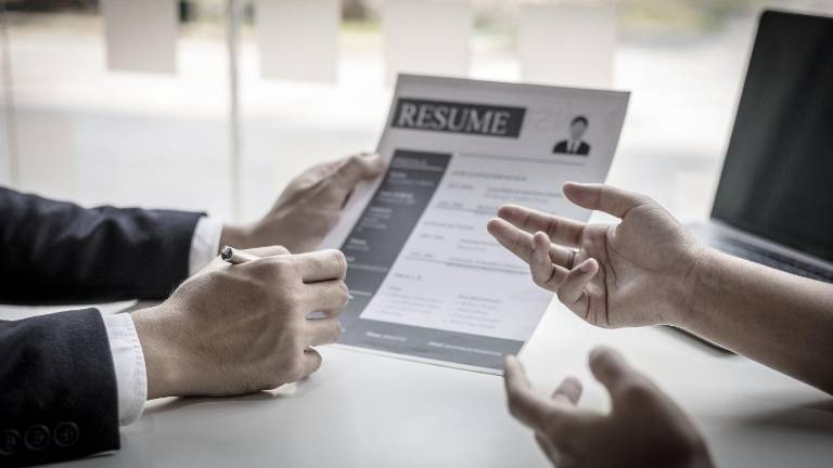 Empresas ofrecen más de 50 vacantes en Ecuador: se busca técnicos, cocineros y líderes de locales