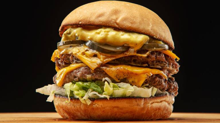 ¿Pedir una hamburguesa triple en una primera cita es una mala señal? Así nació el debate viral