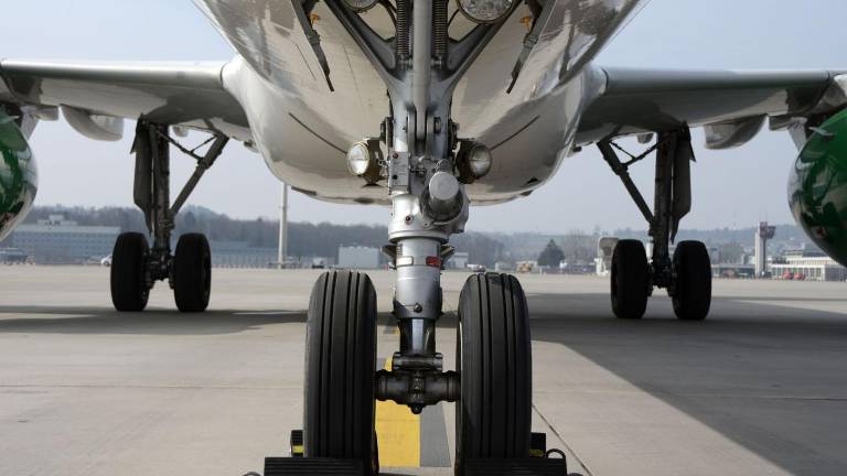 Tragedia en vuelo Tokio-Kuala Lumpur: hallan a un joven muerto en la zona de las ruedas de un avión