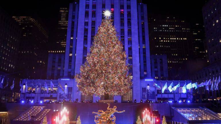 El árbol de Navidad del Rockefeller se enciende durante la ceremonia de iluminación en Nueva York, Nueva York, EE. UU., el 3 de diciembre de 2025.