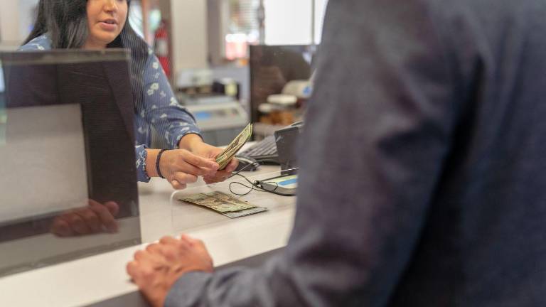 Feriado del 1 de mayo en Ecuador: así atenderán bancos, servicios públicos y centros comerciales durante el asueto