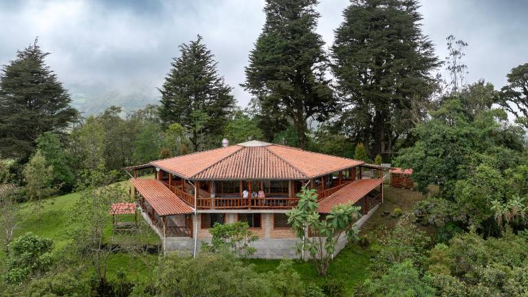 La comunidad ofrece senderos de una a ocho horas para recorrer el bosque nublado y antiguos caminos preincaicos de la cultura Yumbo.