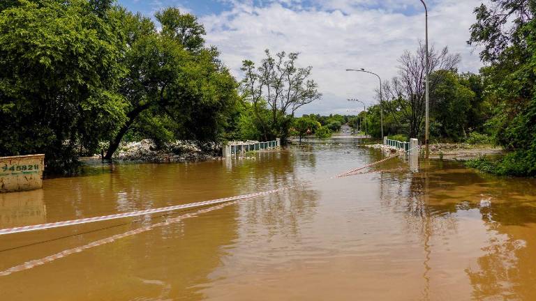 Inundación en carretera con alta temperatura.