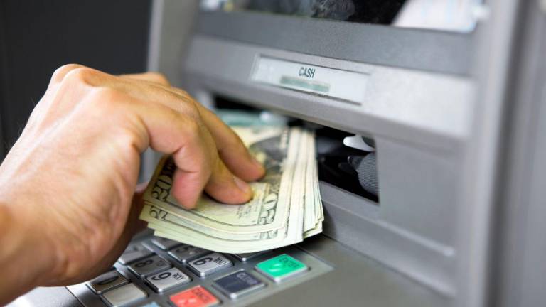 El bono puede ser retirado también a través de cajeros automáticos siempre y cuando el beneficiario haya inscrito una cuenta bancaria.