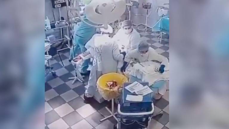 Doctores continuaron con una cirugía pese al terremoto.
