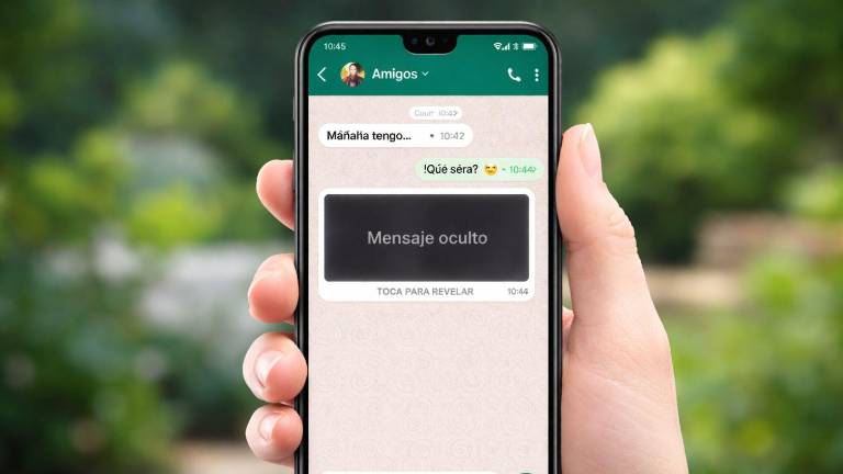 Imagen creada con ChatGPT que refleja la nueva función 'spoiler' de Whatsapp que permite ocultar textos dentro de un chat.
