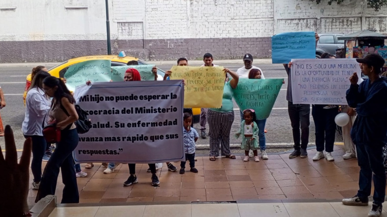 Niños con acondroplasia claman por medicamentos en hospitales públicos de Ecuador, pese a sentencias judiciales