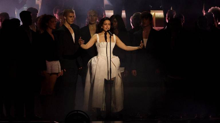 Rosalía aparece con vestido de novia y desata teorías: ¿era el de su boda cancelada con Rauw Alejandro?