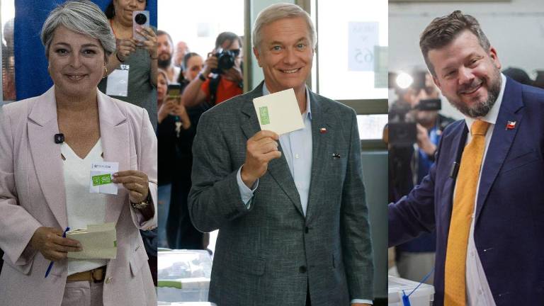 Collage de imágenes de los candidatos a la presidencia de Chile, que están como favoritos, de izq. a der.: Jeannette Jara, José Antonio Kast y Johannes Kaiser