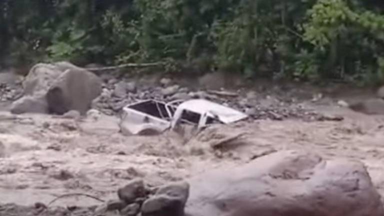 La Troncal: río Bulubulu arrastró a trabajadores que intentaban cruzar en una camioneta