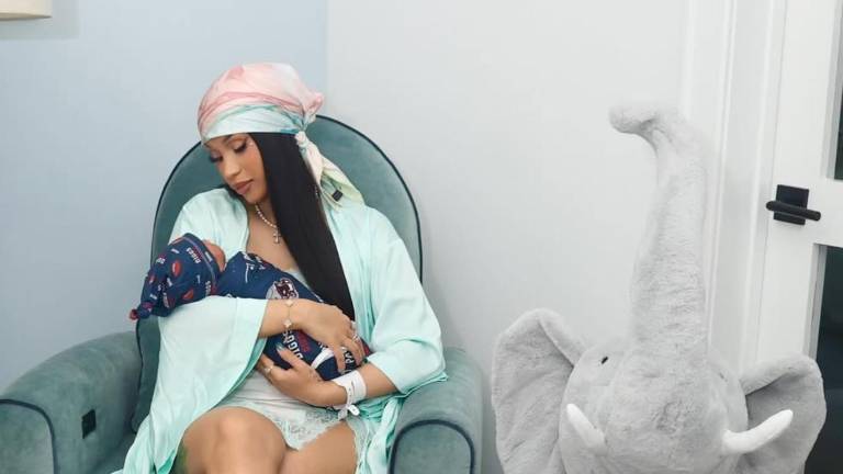 Cardi B convitió su cordón umbilical en una joya