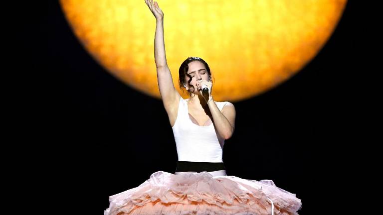 Rosalía inició su gira “LUX TOUR” con un concierto en Lyon, Francia.