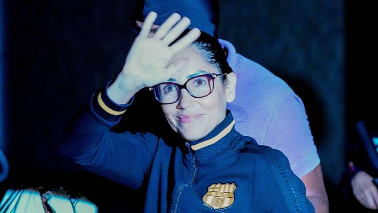 Luisa González a su arribo al aeropuerto de Latacunga.