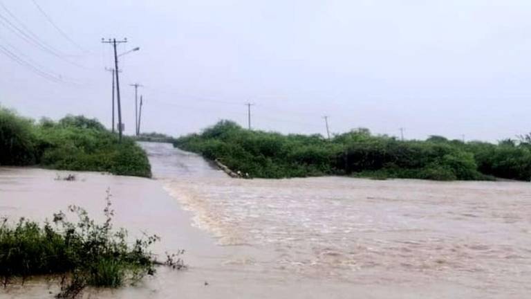 Lluvia provocó inundación en acceso vial de comuna San Rafael, cantón Chanduy.
